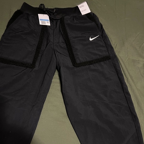 Nike Women's
Sportswear Essential
Woven High Rise Pants size small - Picture 8 of 9